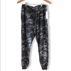 CALVIN KLEIN~Men’s grey camo lounge pants. Size M